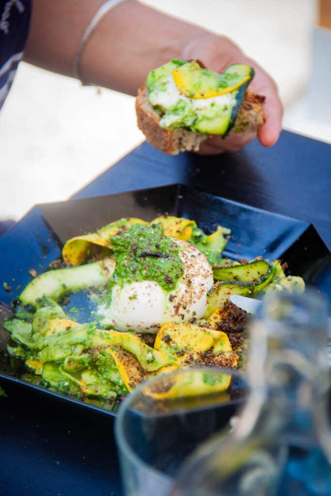 Tagliatelles de courgettes, oeuf mollet et pesto servies à la Petite embarque, le restaurant de la guinguette de Tours