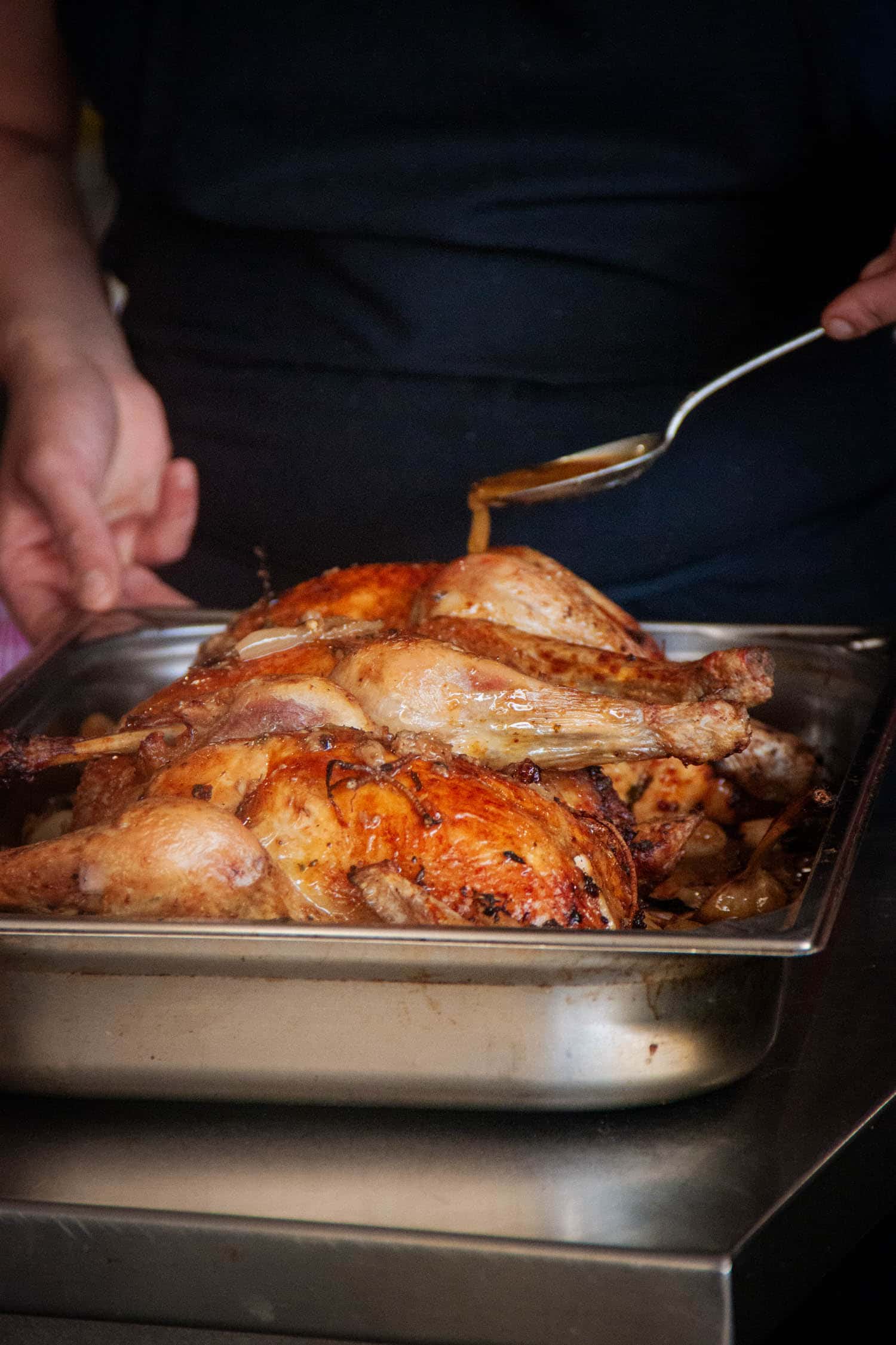 Poulet arrosé de son jus de cuisson au restaurant de la guinguette de Tours, la petite embarque.