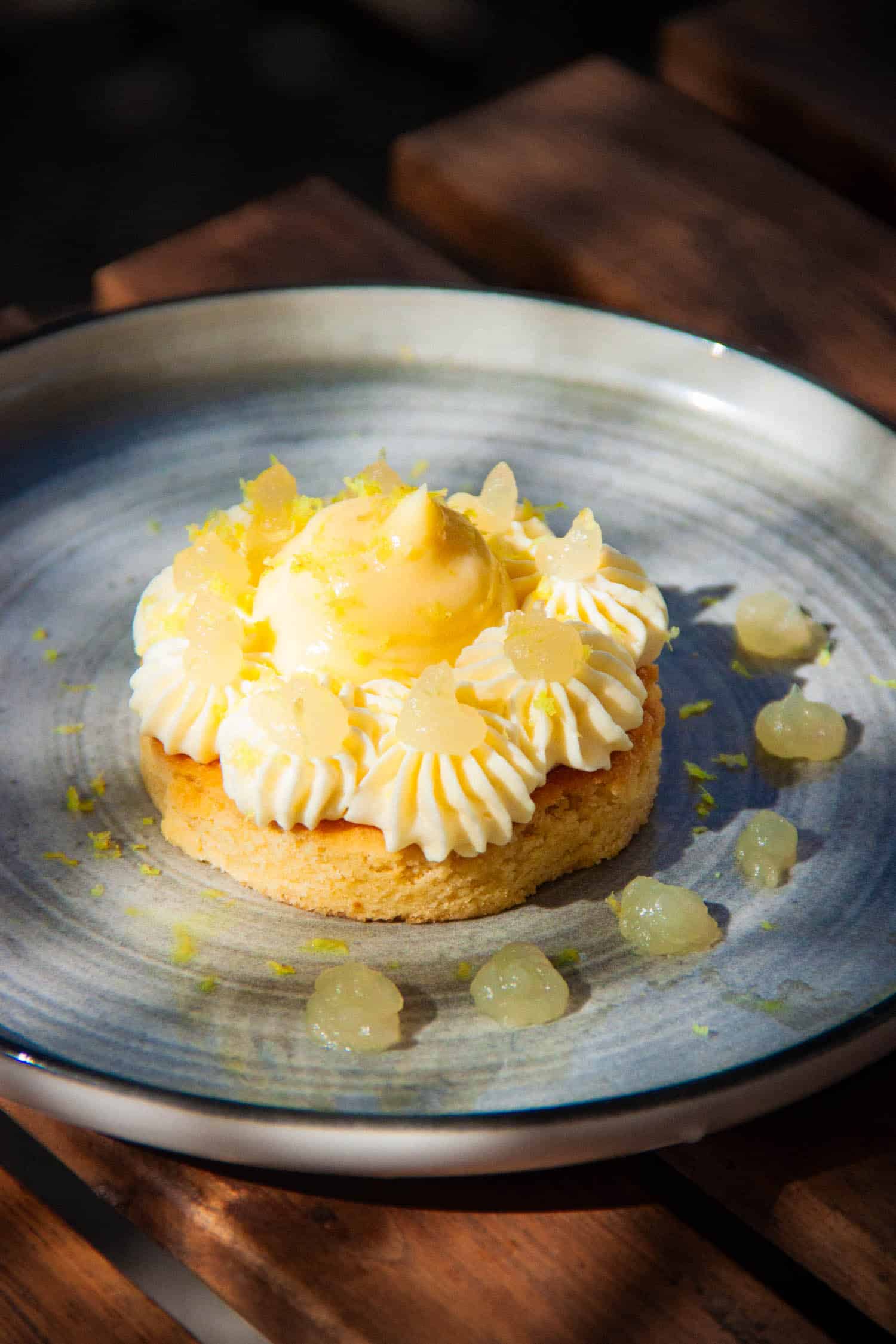 tartelette au citron servie à la petite embarque, le restaurant de la guinguette de tours