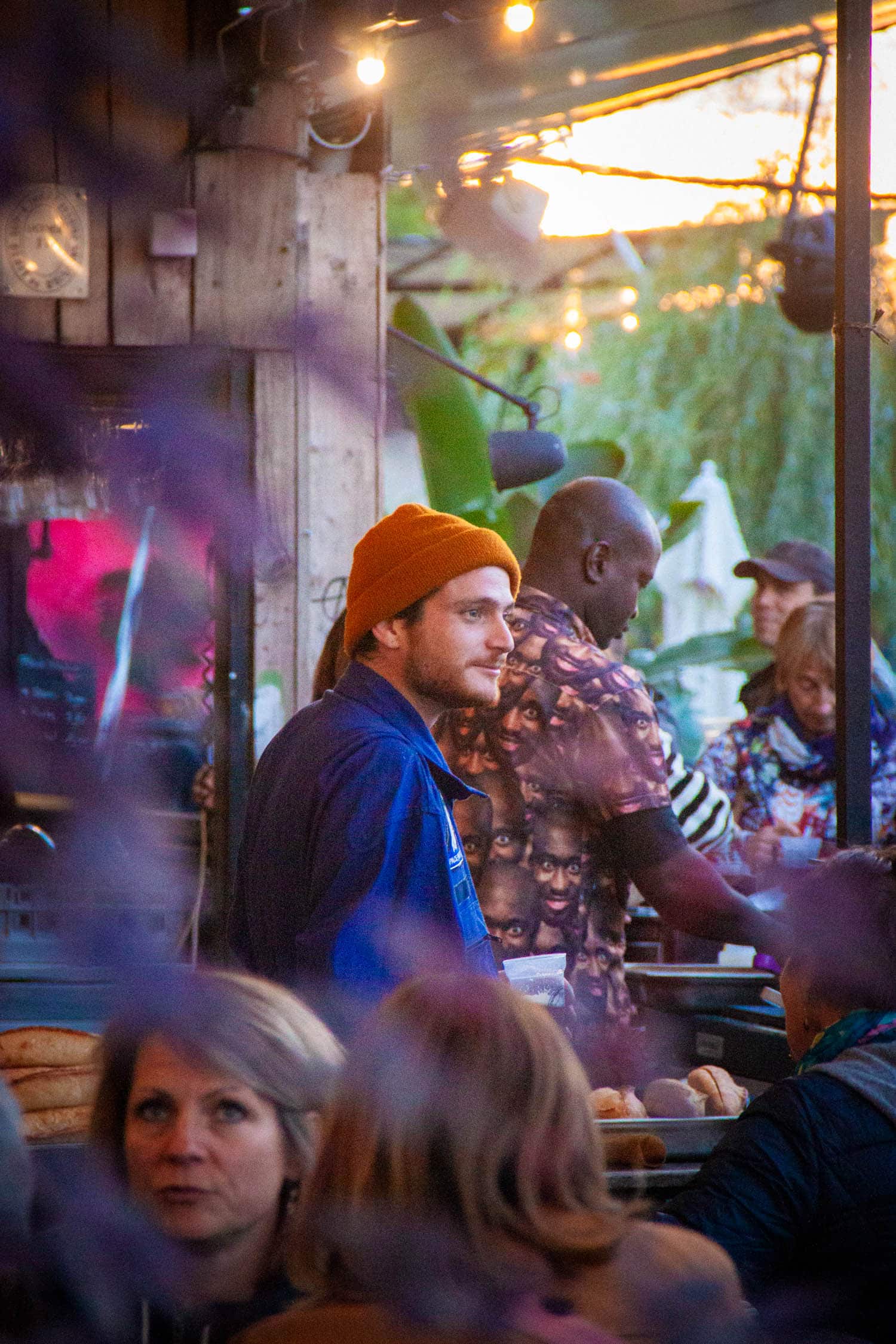 ambiance au restaurant de la guinguette de tours, la petite embarque